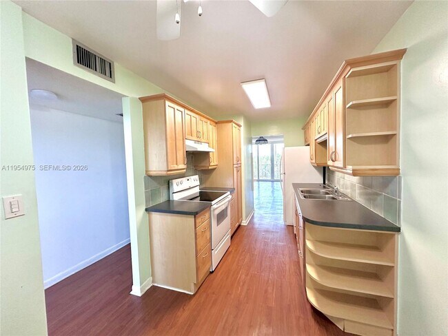 Building Photo - 250 Jacaranda Dr