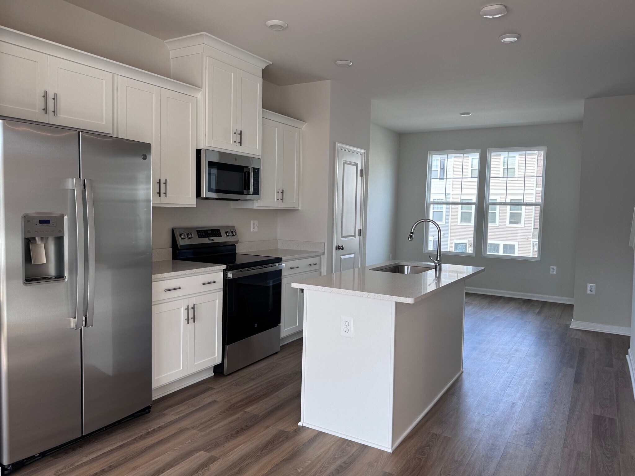 Kitchen and dining area - 91 Anthem St