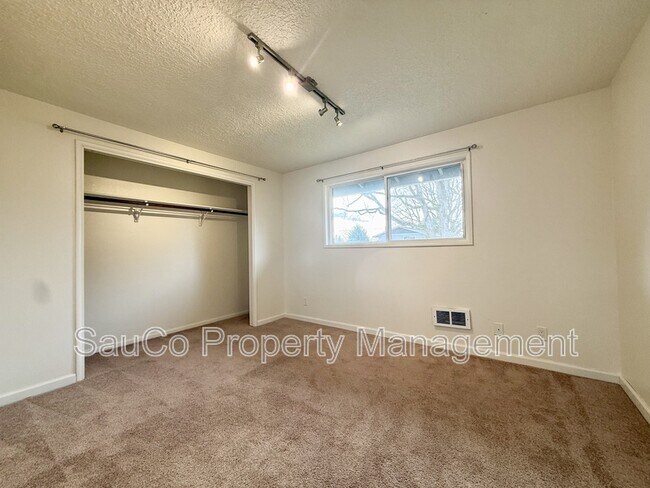 Building Photo - 425 S 8th St