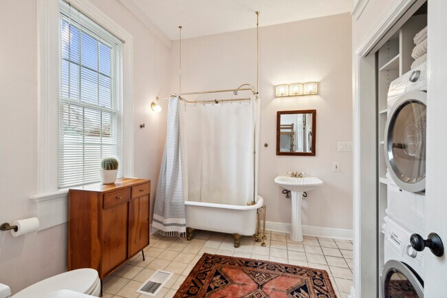 bathroom - 2224 Dumaine St