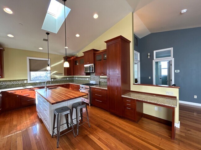 Building Photo - 2 Bedroom / 1.5 Bath Executive Apartment i...