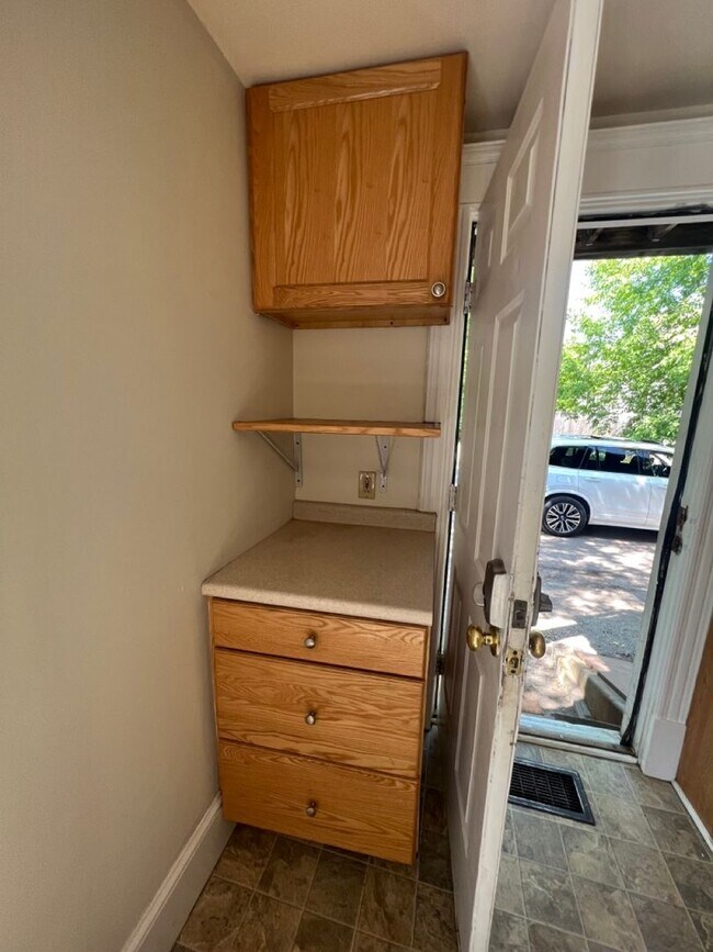 Building Photo - 52 Hickok Pl