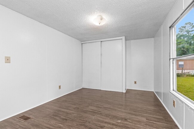 Building Photo - 19339 Forest Ln Cir