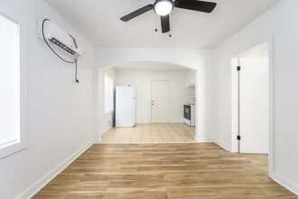 Building Photo - 826 N Oliver St