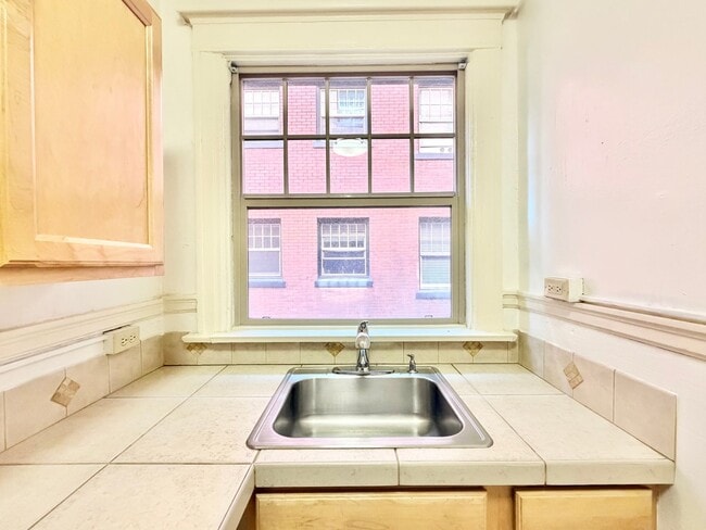 Building Photo - 2 Weeks Free! Charming 2nd Floor 1-Bed Condo in Ideal Nob Hill Location, W/S/G Included