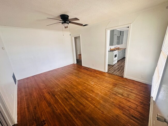 Building Photo - Charming 3 Bedroom Home