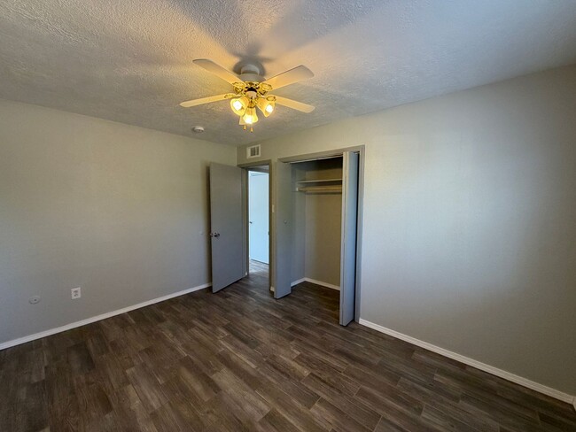 Building Photo - 3 Bedroom Single Story Home Available Near 12th St NW & Menaul Blvd NW!