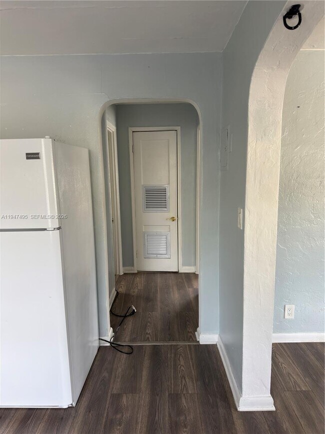 Building Photo - 921 N 17th Ct