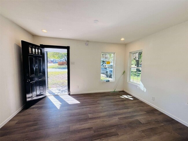 Building Photo - 2762 Beverly Hills Dr