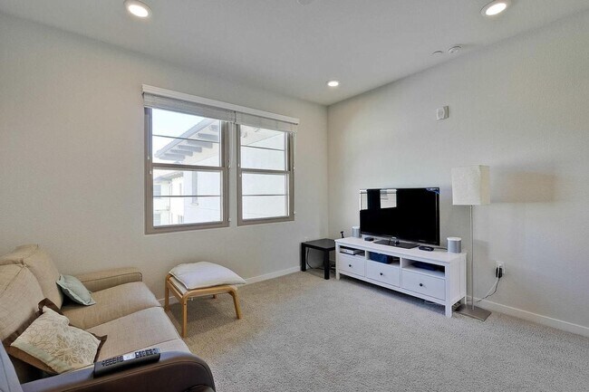 Building Photo - Spacious 4 bedrooms 4.5 bath town home for...