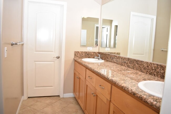 Building Photo - 1341 Greenfield Dr
