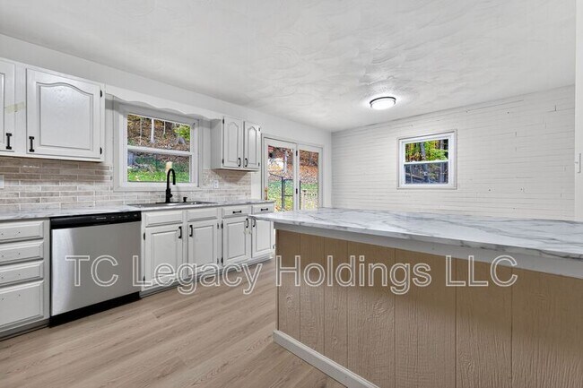 Building Photo - 320 Diamond Ave
