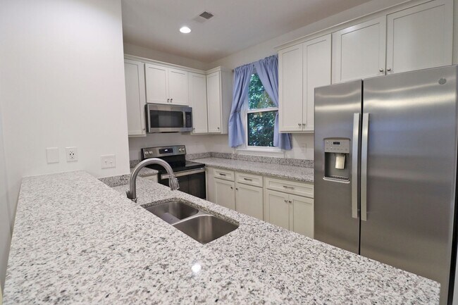 Building Photo - 2 bedroom/2.5 bath home in West Columbia.