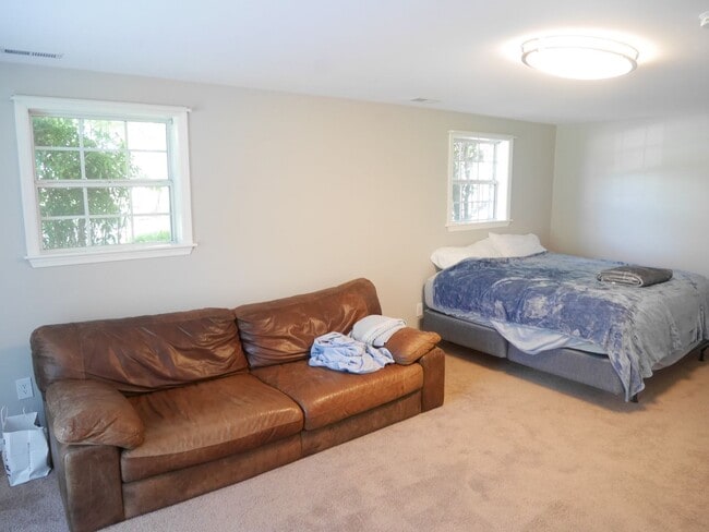 Building Photo - Spacious 3-Bedroom Single-Family Home in E...