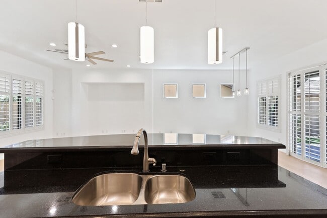 Building Photo - Anthem Country Club Beauty Single Story with Casita