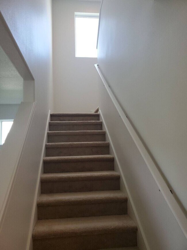 Building Photo - 4 bed 2.5 bath home in Mae Valley area of Moses Lake