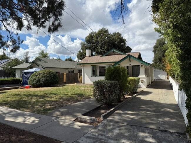 Building Photo - Rare 2 Bedroom Home Downtown Dixon *Star R...