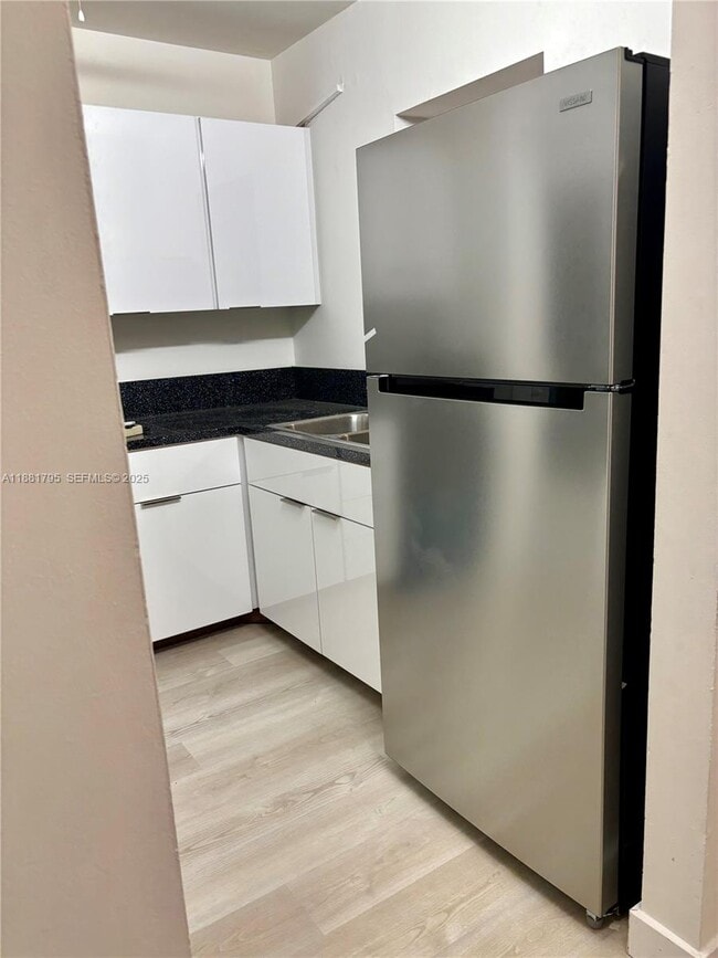 Building Photo - 300 Golden Isles Dr