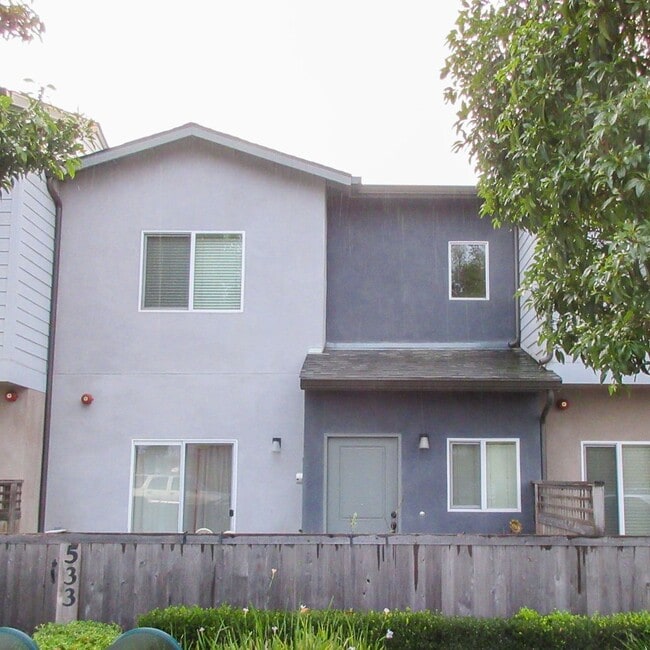 Building Photo - 533-533 Grande Ave