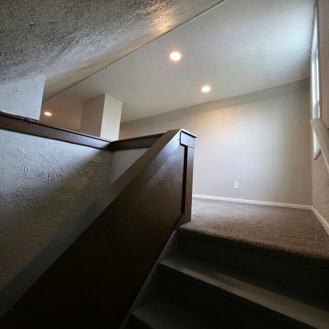 Building Photo - 1394 Larchmont Rd