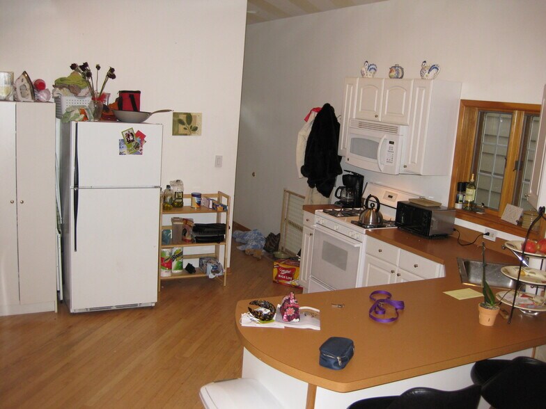 Building Photo - 3107 N Southport Ave
