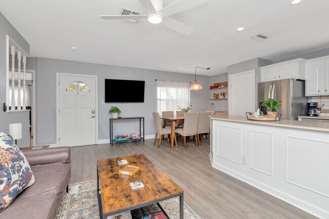 Building Photo - 3 BEDROOM 2 BATHROOM POOL HOME LOCATED IN ST. PETERSBURG