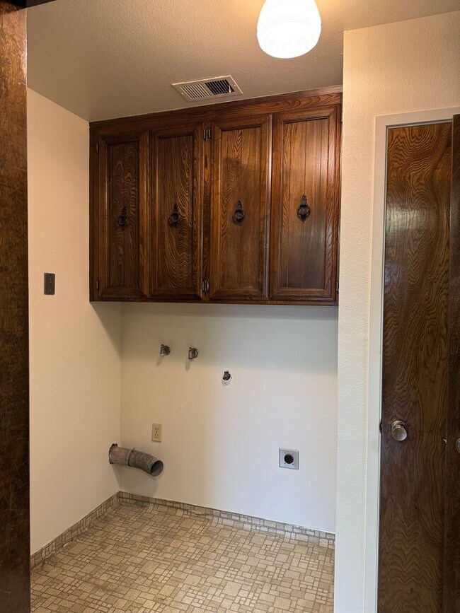Building Photo - 1586 Hawthorne Dr