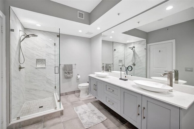 Building Photo - 315 NE 3rd Ave