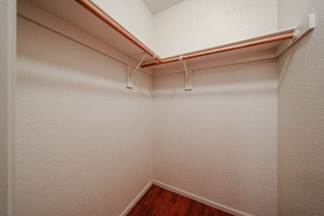 Building Photo - Welcome to this stunning 4-bedroom, 2-bath...
