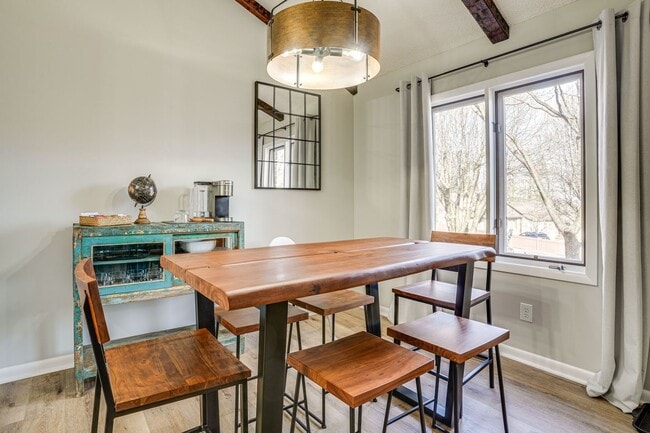 Building Photo - Spacious 2BR Home Near JMU –