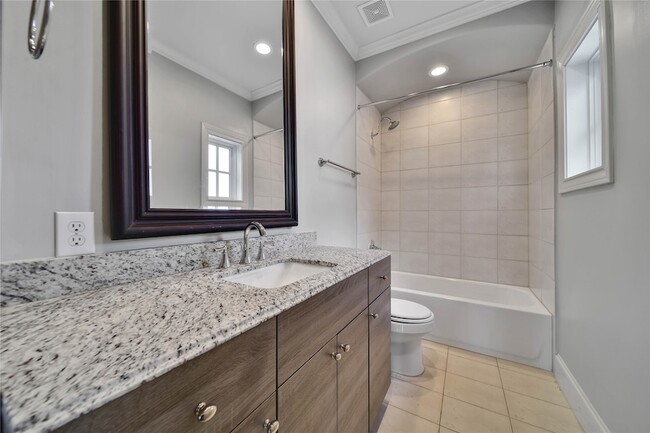 Building Photo - 3002 Mid Ln