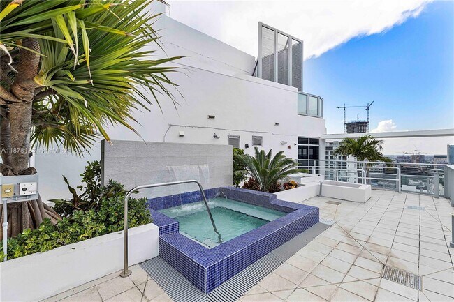 Building Photo - 1010 SW 2nd Ave