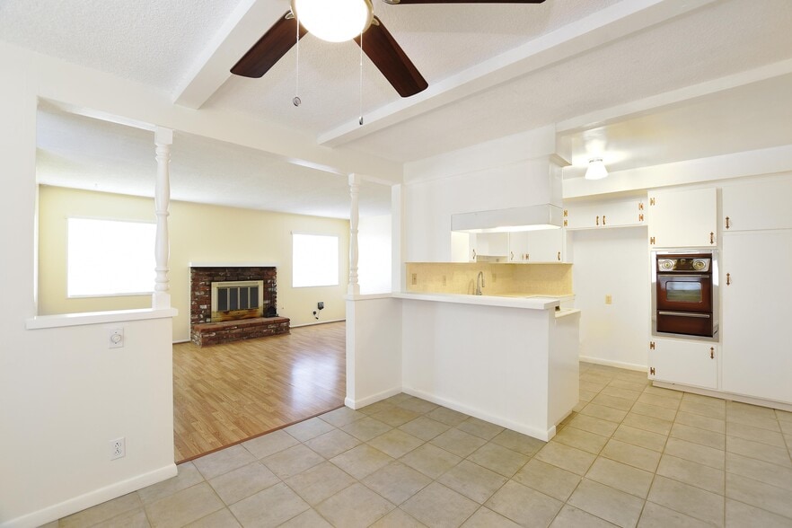 Building Photo - 650 Ridgeway Ln