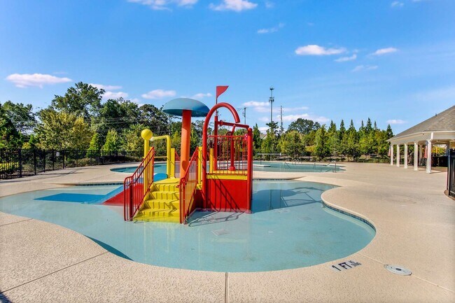 Building Photo - Like New - First Class Amenities