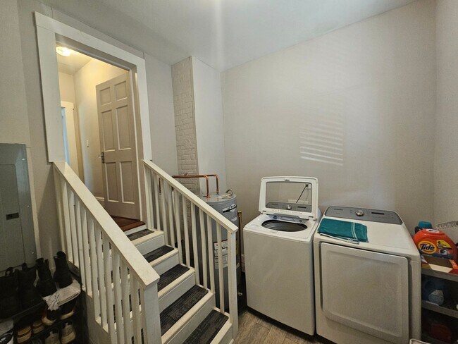 Building Photo - 3000 Peronne Ave