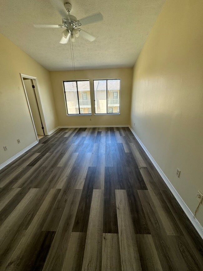 Building Photo - Great Two Bedroom-Freshly Remodeled-$500.0...