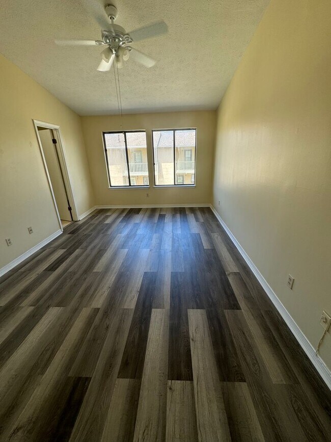 Building Photo - Great Two Bedroom-Freshly Remodeled-$500.00 off first months rental rate with approved application!