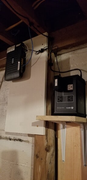 Fiber Optic Hub & USP Power Supply - 1596 Schmidt Rd