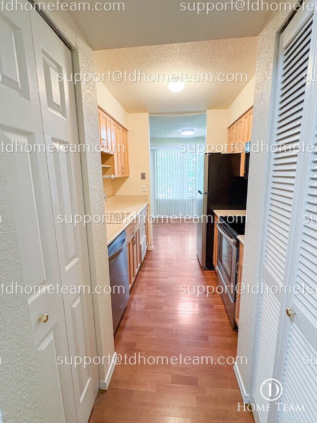 Building Photo - "Charming 2-Bed Condo in Bellevue with 923 Sq Ft of Comfort!"