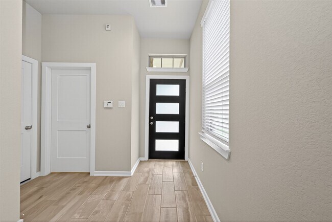 Building Photo - 516 Shine Ct