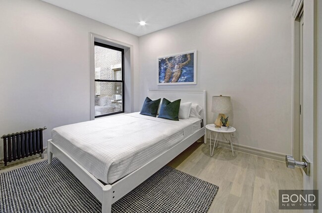 Building Photo - 250 W 91st St