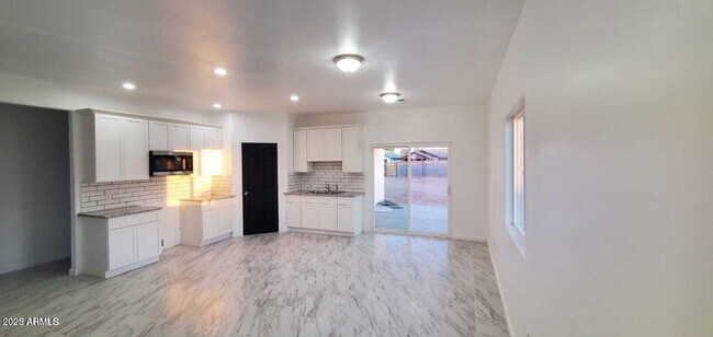 Building Photo - 545 W Ocotillo St