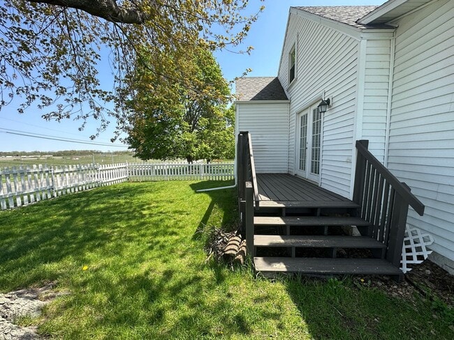 Building Photo - Charming Cape Cod Near Airport with Modern...