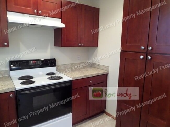 Building Photo - Fabulous 2 Bedroom Townhome With Attached Garage in Great RENTON Location!