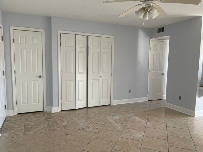 Building Photo - Condo Living Is The Life For You