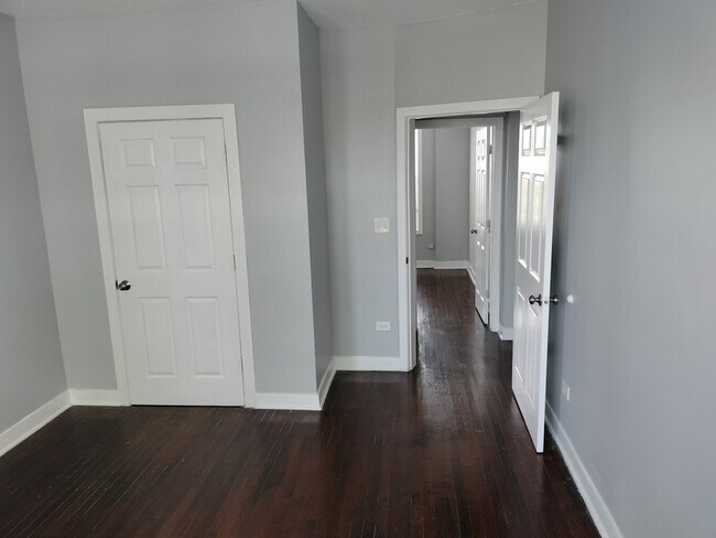 Building Photo - 1413 W 66th St