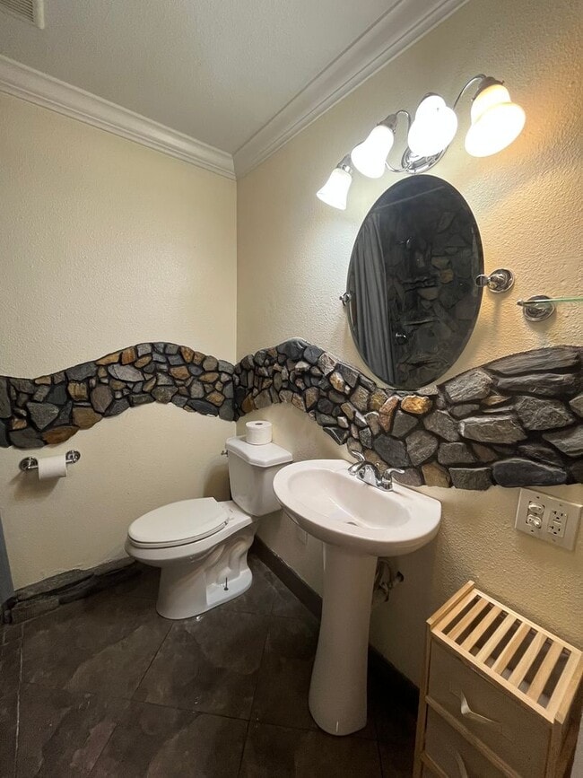 Building Photo - Cozy, ground floor condo for rent