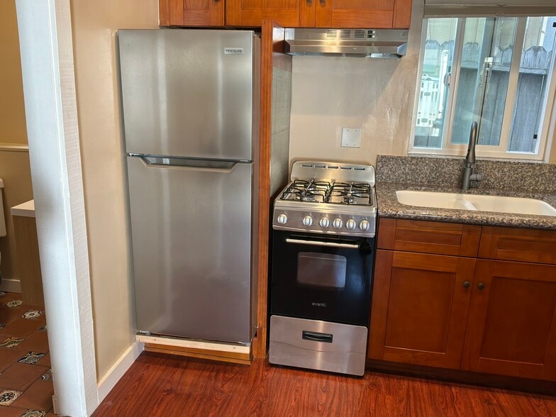 Building Photo - 564 W 36th St