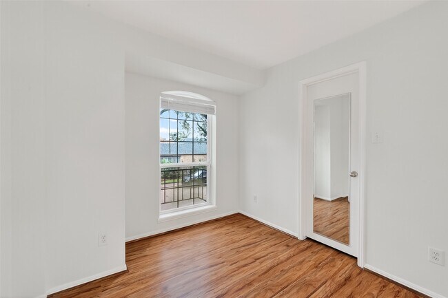 Building Photo - 500 N Post Oak Ln