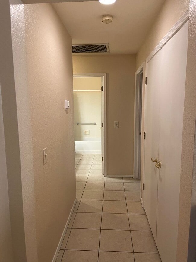 Building Photo - Sun City - Short Term Rental - Fully Furnished